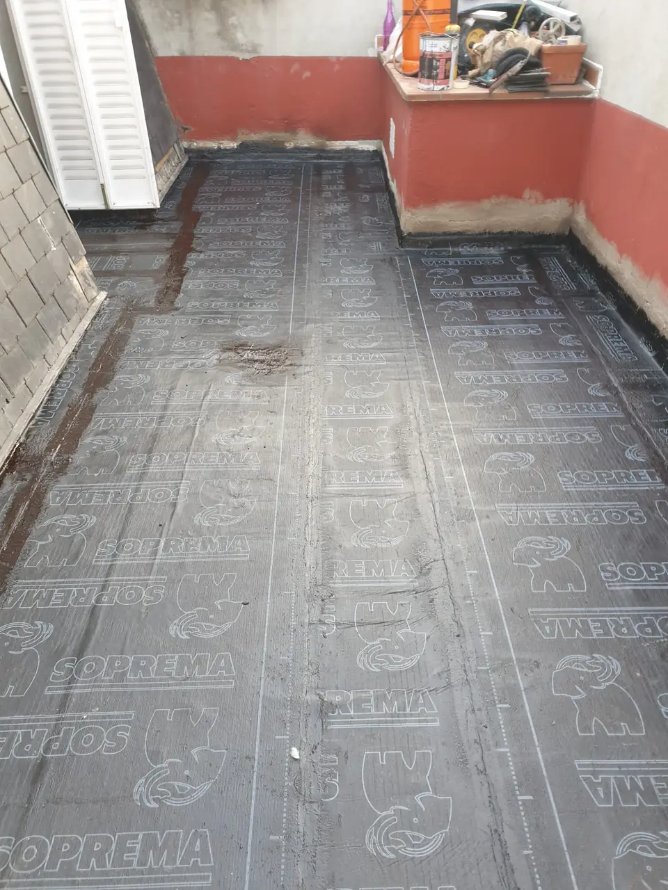 Impermeabilización de terraza con lámina asfáltica soldada y remates en los petos